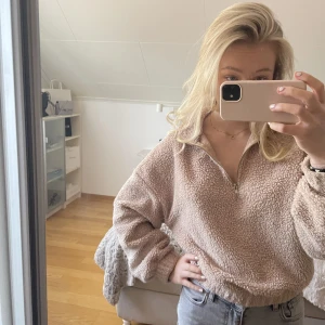 Mysig stickad tröja🤎 - Jättemysig stickad lurvig tröja i beige från Ginatricot💛 använd fåtal gånger 💛 storlek L men sitter bra på mig med S