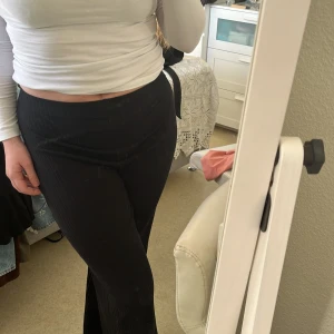 Byxor - Säljer dessa fina byxor som är i jättebra skick som jag inte använder mer.❤️❤️