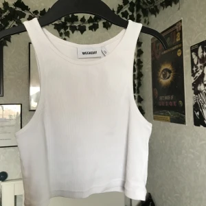 vitt linne - superfint kort linne som jag köpte här på plick men ej har använt! alltså nyskick! 💌 utmärkt att ha under till flera layers eller bara som det är. skriv om ni har några frågor! 🫶