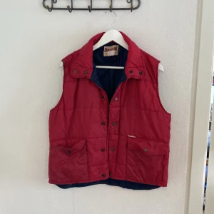 Röd väst - Köptes på second hand. Använd en gång av mig, till utklädnad (säljes därför). Bra skick (nån lös tråd, ej särskilt glansiga knappar). Funkar perfekt. 