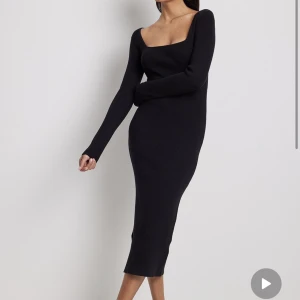 Svart Långasand klänning - En jätte fin klänning ifrån NAKD, endast använd en gång! 🫶🏼💘 Jag är vanligtvis S/M så väldigt stretchig!