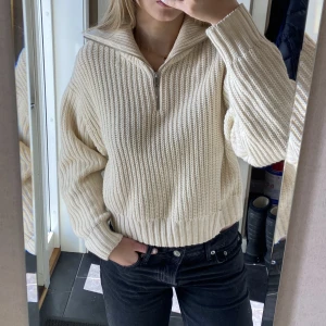 Beige stickad halvzip tröja från Ginatricot  - Säljer då jag inte använder längre💕 
