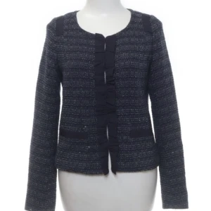 Max mara kofta/kappa - Säljer denna skitsnygga kappan/koftan ! Perlefelt till sommaren till typ jeanshort eller bara jeans! den är ifrån max mara ordn pris 1,7 k storlek 34