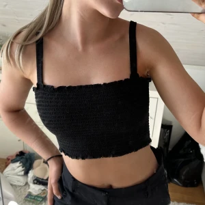 Topp  - Svart topp med resår från Weekday, liten i storlek! 🫶🏼