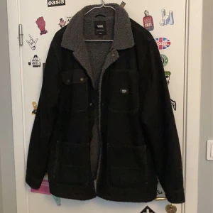 Vans Drill Chore Coat L - Svart Vans jacka (Drill Chore Coat) i storlek L  Originalpris : 1299kr