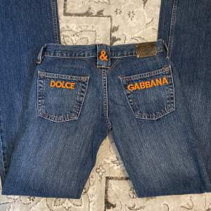skitfina lågmidjade dolce gabbbana jeans, säljer vidare pga lite för små (innerben: 84cm & midja: 38cm)
