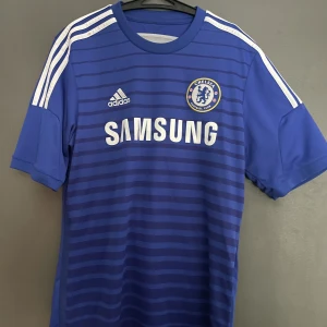 Chelsea fotbollströja från 2014/2015. - Chelsea fotbollströja från 2014/2015. Skick 9/1, fler bilder kan skickas och skriv vid frågor. Storlek är M men passar L.