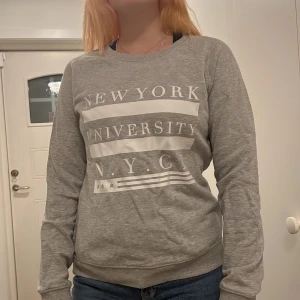 Sweatshirt  - Grå sweatshirt från Gina Tricot. Rensar ur min garderob inför våren 🌼. Kika och se om du ser något mer i min profil som du gillar så skickar jag med allt i samma paket! 🤩 