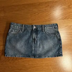 Jeans kjol från Hm. Säljs pga aldrig använt den.