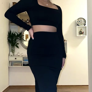 Klänning/kjol set - Beställde i fel storlek, brukar ha S men denna är i XS vilket jag känner är för tajt på mig. Helt oanvänd men kan ej lämna tillbaka då jag drog av lappen!❤️