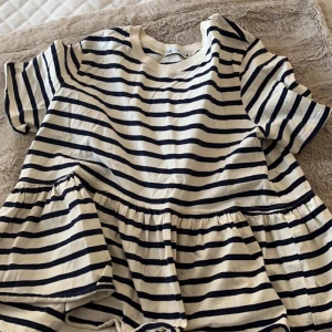 Zara tröja - Säljer min randiga t-shirt från zara som har sån en volang där nere. Den är i storlek M men skulle säga att den sitter som S. Minns inte hur mycket jag köpte den för men säljer den för 100 kr plus frakt. Den är nästan helt som ny och har inga fläckar.