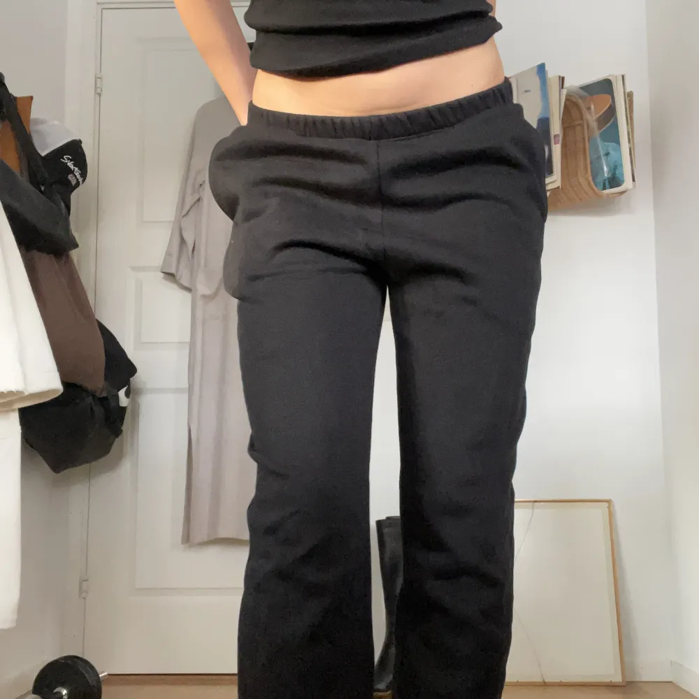 Ett par jättesköna svarta mjukisbyxor från Nelly! Knappt använda i storlek S🖤 går att ha dem både som low- och high waisted<3. Jeans & Byxor.