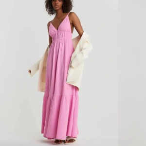 Rosa långklänning - Superfin klänning till sommarn från ginatricot, st xs skriv för mer bilder💗 köpt för 600 kr endast använd 1 gång 