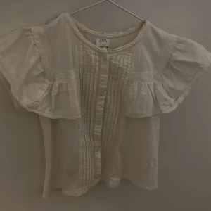 Zara topp - Säljer min zara blus då den tyvärr blivit för liten för mig! Skit snygg och är perfekt till sommaren och våren, hör av vid frågor eller funderingar!❤️