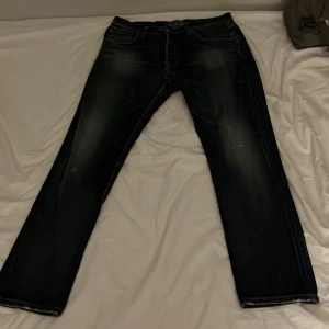 Jeans  - Snygga jeans i slim/regulator fit W32 L32     Saknar den övre knappen men går snabbt och lätt att sätta i en ny hemma eller hos skräddare.