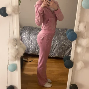 Juicy couture set💕 - Jätte mysigt och fint juicyset😍säljer pga att det tyvärr inte kommit till användning så mycket❤️