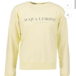Aqua Limone sweatshirt  - Fin tröja som tyvärr är för liten på mig!:( passar perfekt till våren och är i mycket bra skick!💖 kontakta privat för fler bilder! Nypris : 1100kr Mitt pris, 600kr