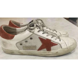 Golden goose sneakers  - Säljer nu mina snygga sneakers eftersom jag tröttnat på de. I använt skick (visas på bilderna), men inga kvalitetssänkande skador som ex hål. Nypris ca 5000, säljs med originalkartong och äkthetsbevis