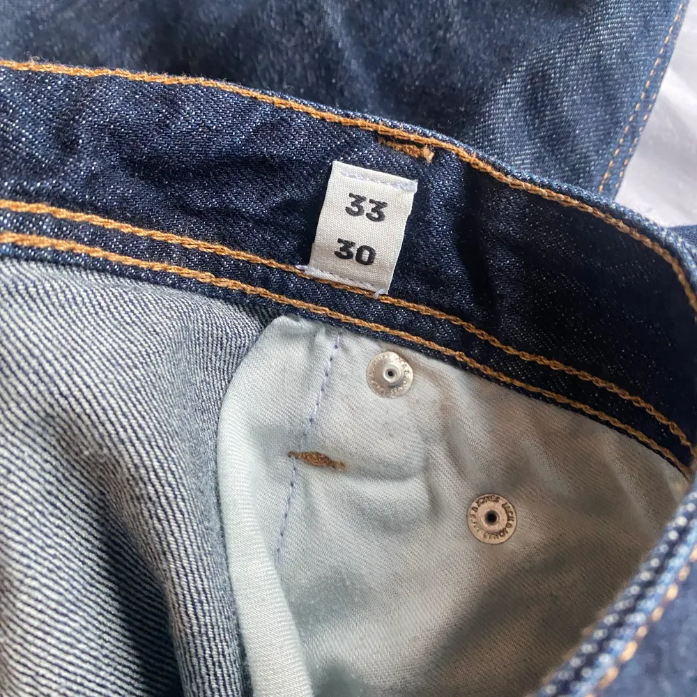 Jack & Jones Jeans mörk blåa i färgen i storlek W33 L30. Bra skick och knappt använda. 400kr . Jeans & Byxor.