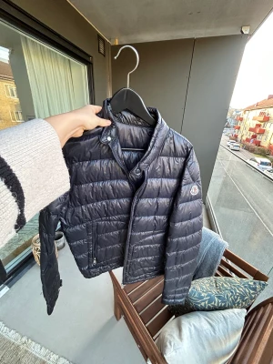 Moncler jacka  - Moncler vårjacka i mörkblå. Passar perfekt nu till vår/sommar. Köpt på NK i Göteborg. Storlek ”3” i Monclers storlekar, vilket motsvarar en storlek M. 