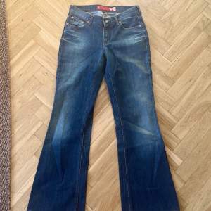 ! Budgivning i kommentarerna!  Superduper fina y2k jeans från guess!!! Storlek M/38 ⭐️⭐️💋