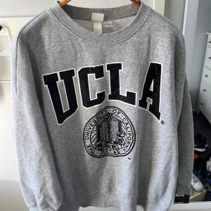 UCLA college tröja  Storlek L (large)  10/10 skick  Kan mötas upp i Stockholm området eller shippa 