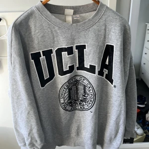 UCLA tröja  - UCLA college tröja  Storlek L (large)  10/10 skick  Kan mötas upp i Stockholm området eller shippa 