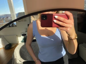 Topp/linne - Jätte gulligt linne med ”design” på banden! Storlek Xxs men funkar även på xs och liten S! 100kr och köparen står för frakt🌸🌸
