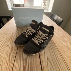 Philippe model skor - Philippe model skor storlek 42, bra skick men relativt använda. Sulan är lite gul. Låda tillkommer, men sulor saknas.