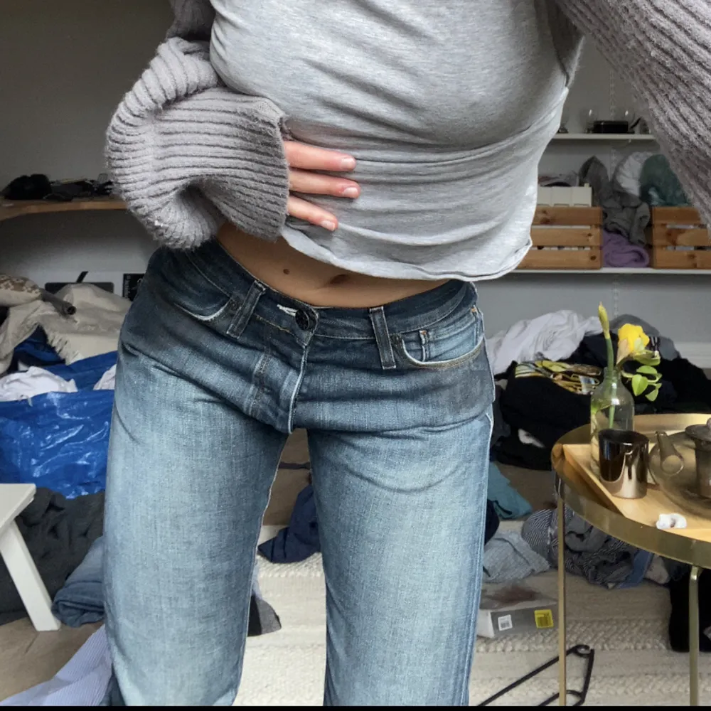 Så fina acne jeans i jättebra skick! Snygg passform, lågmidjade och raka. Jättelånga på mig som är 160, men går att scrunsha upp tyget. Skriv vid frågor eller intresse ☺️💓. Jeans & Byxor.
