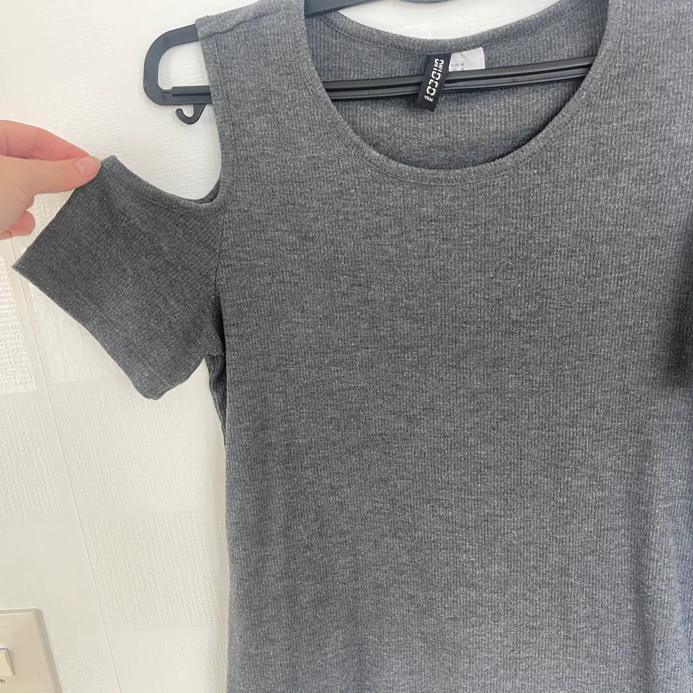 Hej säljer nu en t-shirt från H&M i storlek M, öppna axlar.. T-shirts.