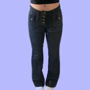 Jättecoola y2k jeans köpta från emmiol Midrised Storlek: S Knappt använda