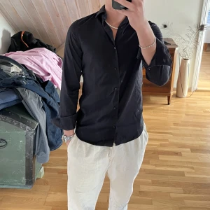 Svart skjorta - Svart skjorta från riley Nypris: 699 kr Slimfit Storlek M Pris: 199 + frakt Betalning sker via Swish, skriv om ni har frågor!