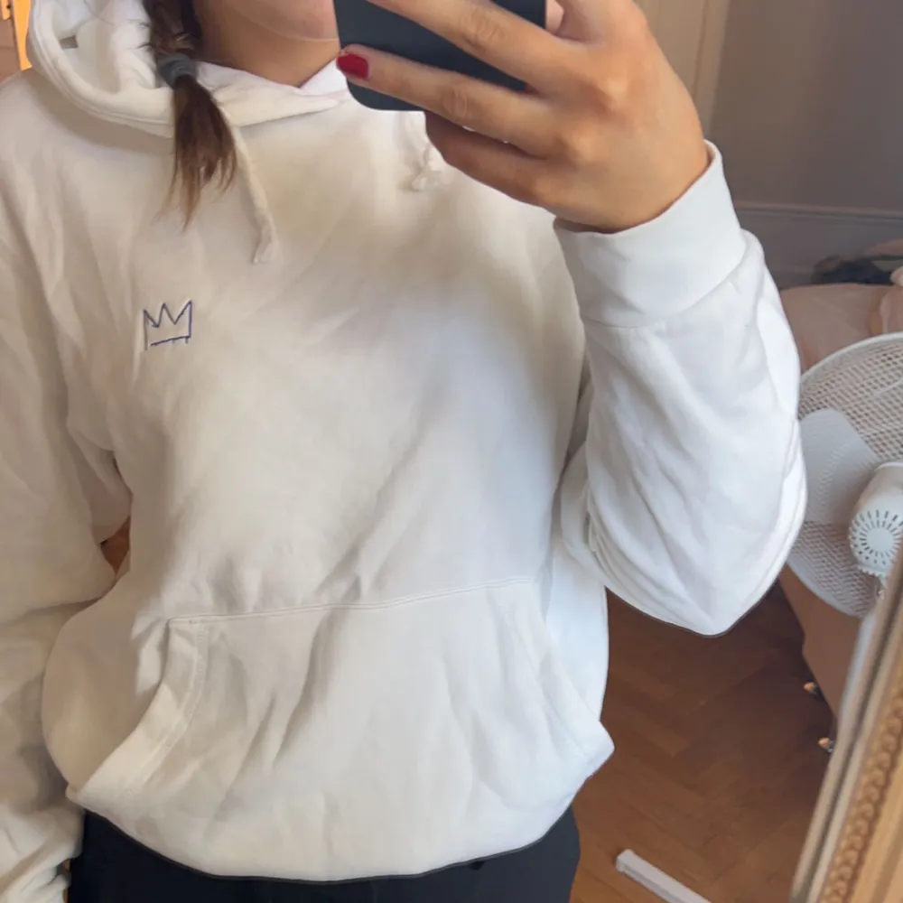 Säljer min Hov1 hoodie som jag köpte på deras konsert i Norrköping i slutet på 2019. Använde den Max 3 gånger när den va nyköpt men har tyvärr inte fått någon användning för den sedan dess💗 Tryck EJ på köp nu☺️. Hoodies.