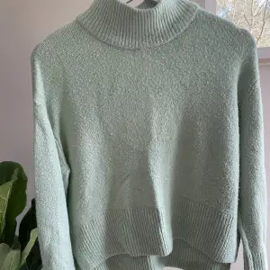 En stickad turkos/grön tröja i storlek S från Gina Tricot😊 superskön tröja med najs material
