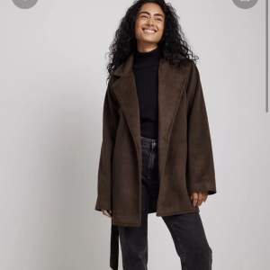 Säljer denna bruna kappa från Ida Carlssons kollektion med Nakd. Storlek 34 och sitter perfekt oversized på mig som är en xs-s 😊