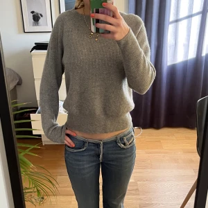 Gråa tröja i cashmere - Säljer denna super snygga tröjan i cashmere. Den är storlek M men sitter som XS/S. Även i super bra skick och inte alls nopprig❤️köpt för: 1100 Pris kan diskuteras 💗