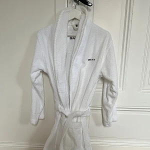 Gant morgonrock  - Jättefin morgonrock från Gant i strl xs. Den är använd max 3 gånger men har dessvärre hängt i solen o gulnat lite på ena sidan  (se sista bilden) så därav priset!