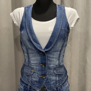 Jeans väst - Varan är som ny, endast använd fåtal gånger men säljer pga lite för liten. Jätte snygg passform.