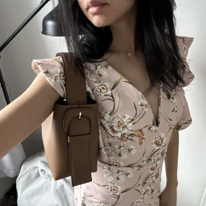 En sommardröm till klänning😍 - Säljer min go-to klänning då jag inte längre har använding för den💕 Jätte fin figursydd klännig med volang o blommor! 