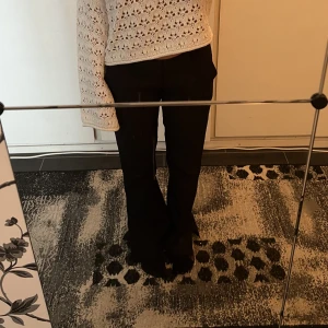 Lågmidjade kostymbyxor BikBok - Säljer mina Lågmidjade kostymbyxor från BikBok i storlek 38. De är små i storleken så dom passar bra på dig som även har 34/36.☺️