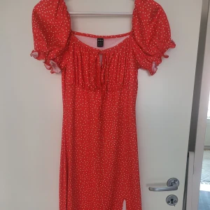 Klänning - Söt klänning från Shein i storlek S, normal i storlek. Är inte riktigt min stil så blir inte använd 🌸