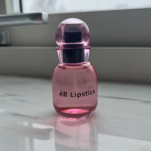 Lipstick Eau de Toilette - Eau de Toilette Lipstick från H&M. Den doftar som läppstift och är söt! Den är för tillfället slutsåld online och säljs inte i butik. Aldrig använd samt utan dess original förpackning. Träffas gärna i Stockholm och priset kan diskuteras!