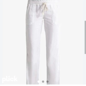 Roxy Linnebyxor - Säljer dessa jättesnygga linnebyxor från Roxy. De är uppsprättade där nere för att de skulle passa mig i längden, så det går att sy upp om så önskas💓De är i strl M men är väldigt små i storleken så de passar XS- S också💓💓Jag tar betalt endast via Swish!