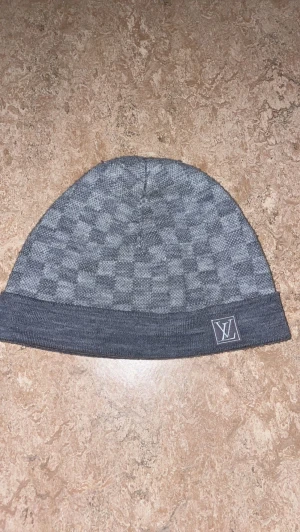 Louis vuitton mössa - En äkta louis vuitton mössa jag inte använder längre den är i väldigt bra skick. Kan mötas upp 