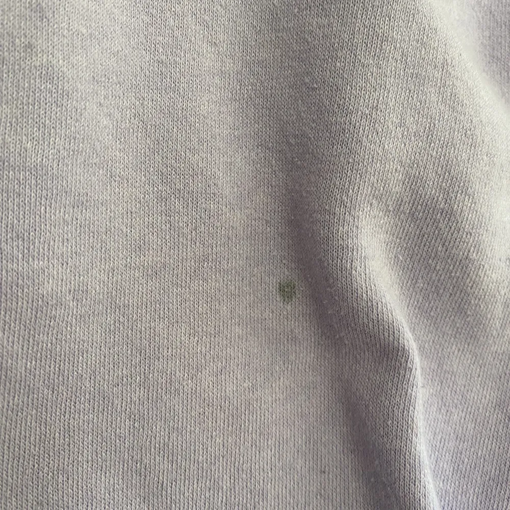 Sweatshirt Lila & Ljusblå, båda för 99kr, styckpris 59kr, visuell deffekt finns. Tröjor & Koftor.