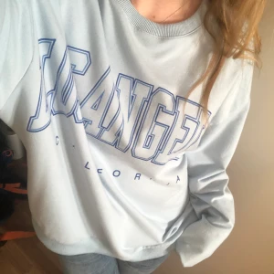 Snygg oversized tröja - Snygg oversized tröja m. Tryck. Tunn o skön! 💙 Strlk xs (men som sagt väldigt oversized) 💙 Använd men i bra skick!