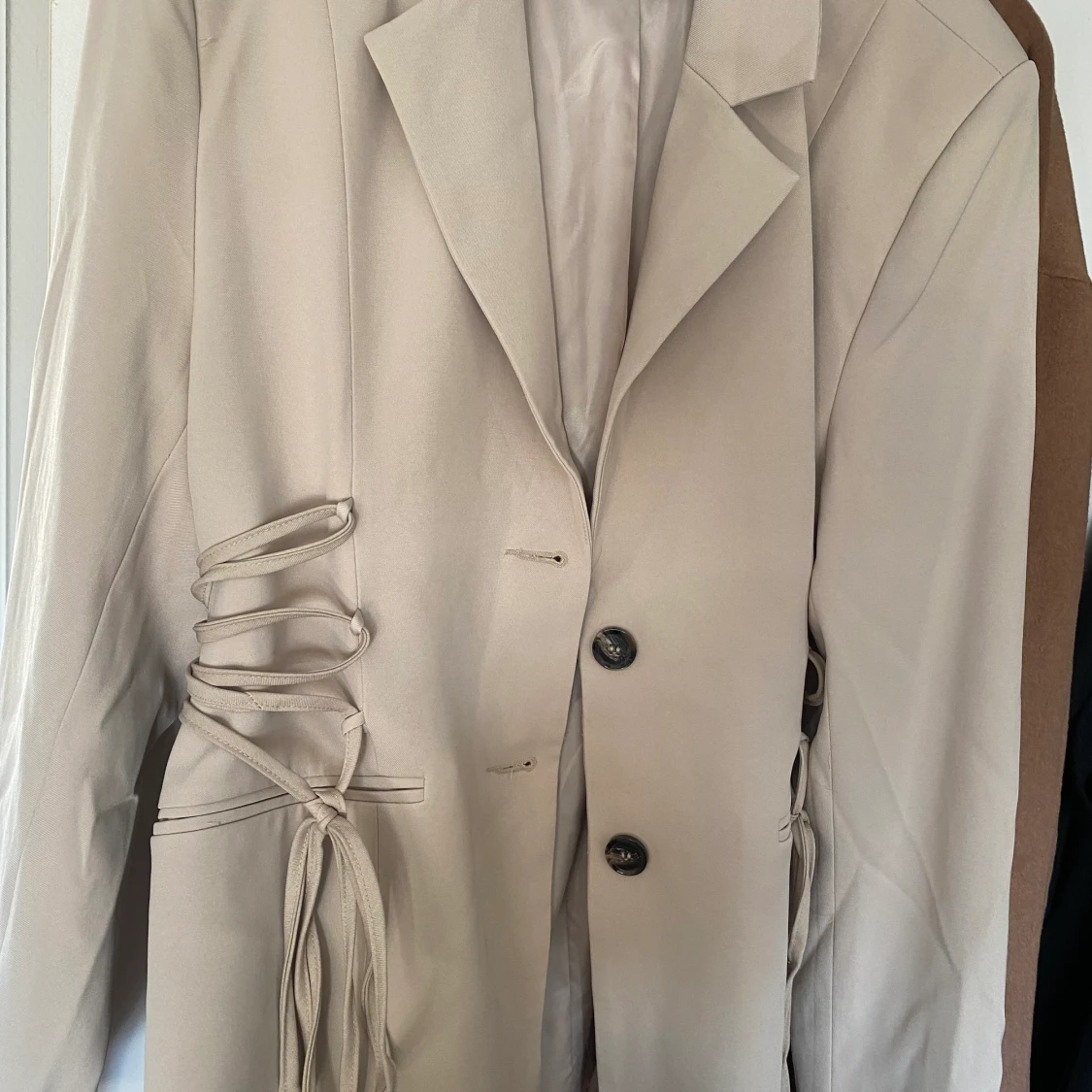 Krämvit/ beige kavaj ifrån NA-KD  - 90