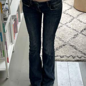 Super snygga lågmidjade jeans med storleken W25 L32. Super snygga och va mina go to flare lågmidjade jeans💖🥰