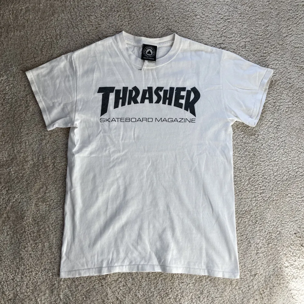 Clean tröja av märket Thrasher. Använd max 2 gånger.. T-shirts.